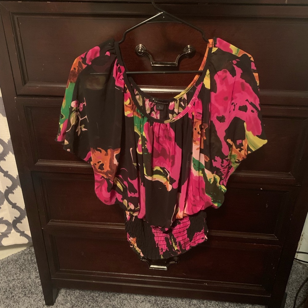 Barely worn flowered tank ruched around stomach